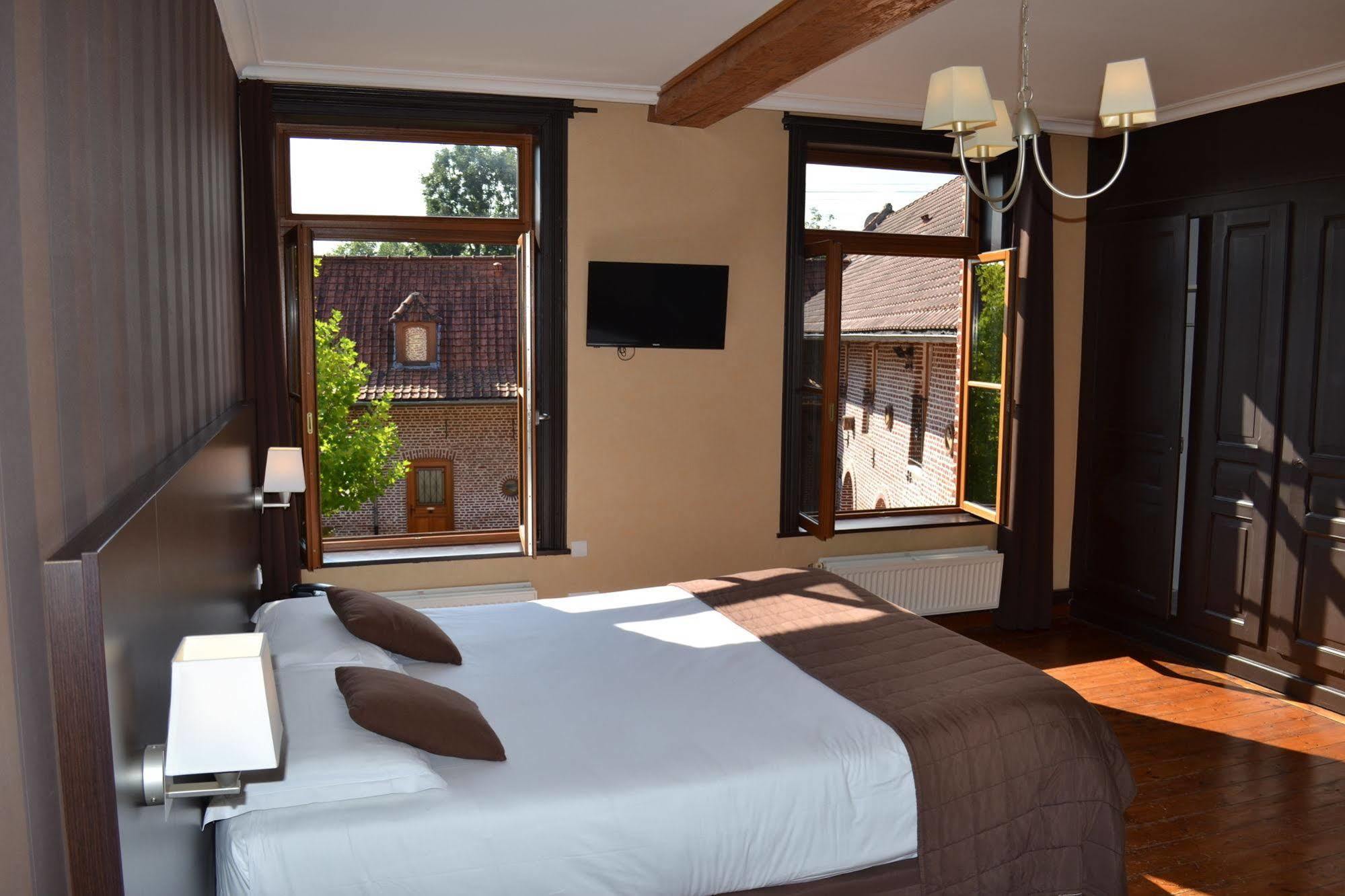 Le Domaine Des Cigognes Hotel Ennevelin ภายนอก รูปภาพ