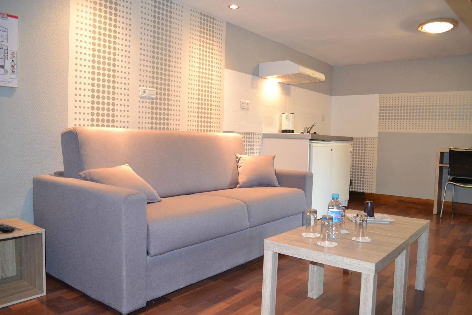 Le Domaine Des Cigognes Hotel Ennevelin ภายนอก รูปภาพ