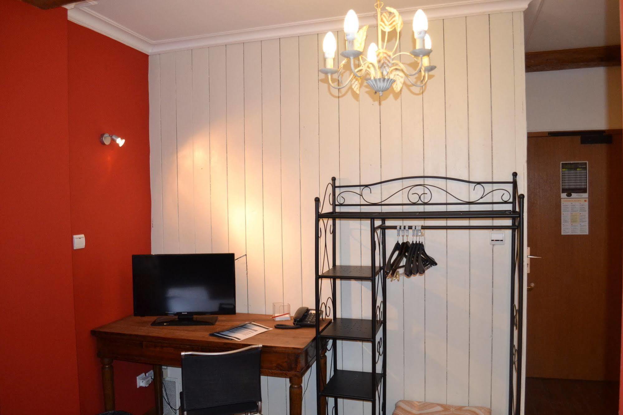 Le Domaine Des Cigognes Hotel Ennevelin ภายนอก รูปภาพ